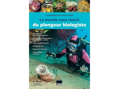Le monde sous-marin du plongeur biologiste